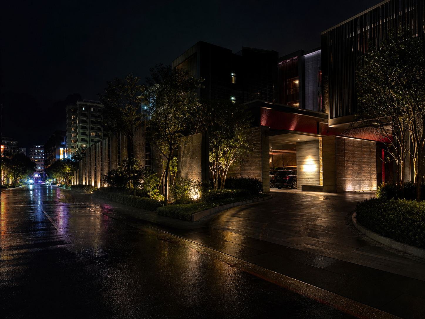台中夜間汽旅外觀、入口車道與城市街景